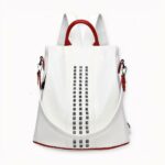 Descubra nuestra elegante mochila de poliéster para mujer. Está disponible en dos colores para darle más estilo. Tan práctica como a la moda, esta mochila le acompañará en todas sus actividades diarias, de día y de noche. En ella caben un iPad y todos sus efectos personales. ¡Depende de usted!