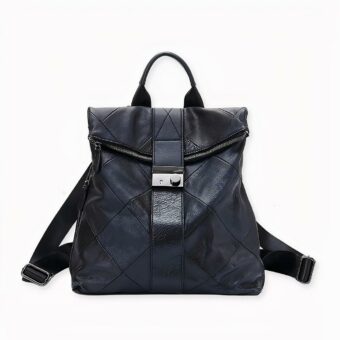 Equipada con un dispositivo antirrobo, esta mochila de piel sintética es práctica y cómoda de llevar. Es flexible y ligera, y complementará cualquier estilo de vestir o atuendo diario.