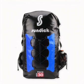 Una mochila de 30 litros para llevar de excursión o de acampada. Impermeable, esta bolsa de viaje protegerá sus pertenencias de la lluvia. En ella podrá guardar su ropa, provisiones, atención médica y cualquier otra cosa que necesite.