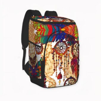Una original mochila isotérmica con motivo de atrapasueños para todos los amantes del senderismo. Esta colorida mochila dispone de un amplio compartimento capaz de albergar una gran cantidad de alimentos y bebidas. Dispone de un bolsillo trasero para los cubiertos y dos bolsillos laterales para llevar botellas adicionales.