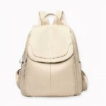 Déjese seducir por esta mochila para mujer de diseño clásico, sobrio y elegante. Combinará con cualquier estilo de ropa. Suave, flexible y ligera, esta mochila es práctica y cómoda de llevar. No dude en llevarla para sus recados diarios o para ir a la oficina.