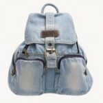 Permítanos presentarle nuestra preciosa mochila de imitación de tela vaquera. Mochila vintage de color pálido e interior de lona de algodón. Es la combinación perfecta de comodidad, capacidad y estilo Será perfecta para llevar todo lo que necesite para su día en una elegante mochila auténtica.   Mochila disponible en 2 colores.