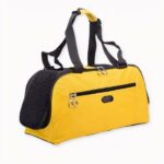 ¡Se acabó el estrés y meter a su mascota en su bolsa de viaje! Nuestra moderna bolsa de viaje para mascotas es un nuevo modelo con una gran abertura que le hará la vida más fácil El cierre de cremallera y los bolsillos exteriores le permiten guardar accesorios como juguetes, golosinas y mantas. Esta bolsa está disponible en una variedad de modernos colores y estampados para combinar con su estilo personal. Con su diseño compacto y su robusta construcción, esta bolsa es la mejor elección para viajar con su mascota.