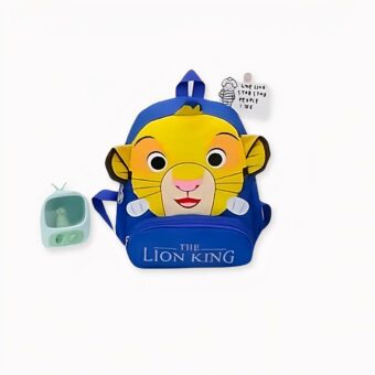 Aquí tiene la mochila infantil Simba perfecta para los niños a los que les encanta El Rey León. Una mochila Simba con simpáticas orejas que le pondrá de buen humor cada día de camino al colegio. Su compartimento principal y sus bolsillos facilitan el transporte de las cosas de su hijo.