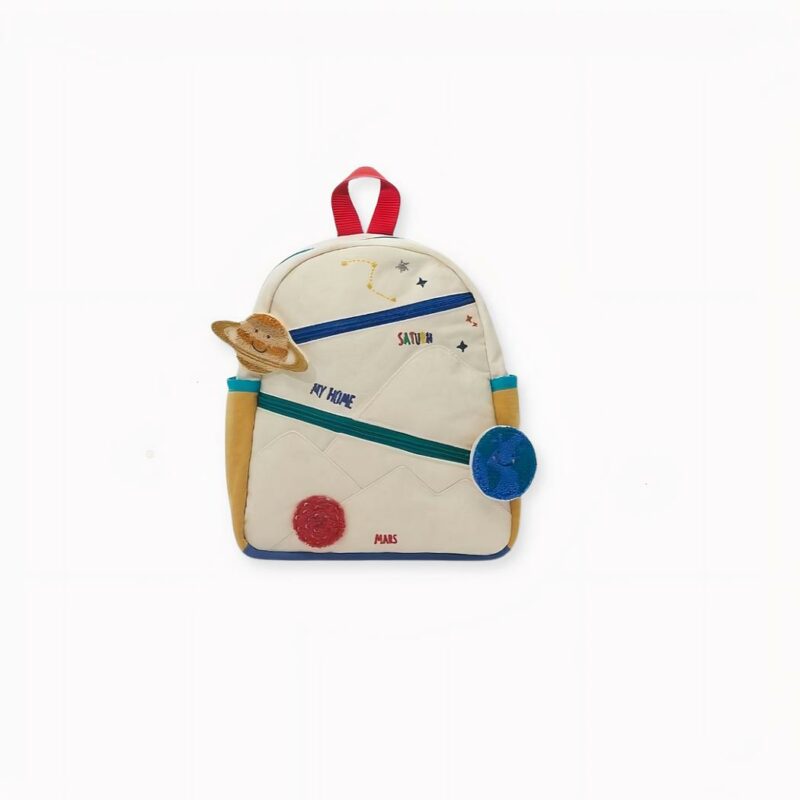 IMG_Sac_a_dos_enfant_en_toile_brode_2 Una bonita mochila infantil de lona bordada con motivos de dibujos animados para llevar a los más pequeños al colegio. Esta mochila con motivos de galaxias sorprenderá a su hijo. Deles el placer de llevar esta mochila de lona de algodón al colegio. Estarán encantados de enseñar la Tierra, Marte y Saturno a sus amigos.
