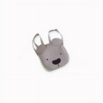 A su niño o niña le encantará ir al colegio con esta adorable mochila infantil con forma de oso. Una simpática mochila de dibujos animados que pondrá una sonrisa en su cara cada vez que la lleve. Disponible en tres colores diferentes, esta mochila escolar infantil será perfecta tanto para los pequeños príncipes como para las princesas.