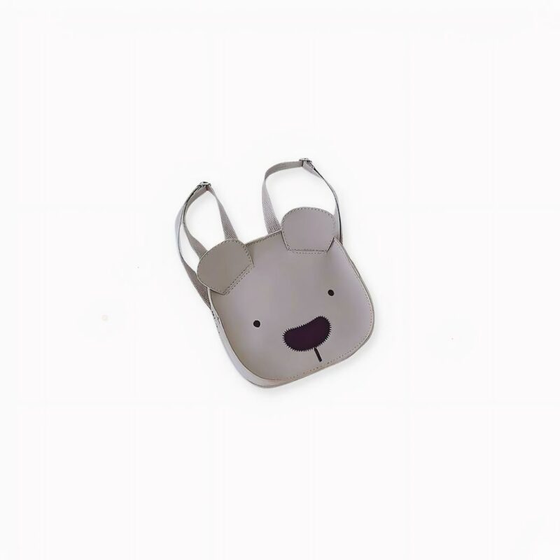 IMG_Sac_a_dos_ours_pour_enfant_2 A su niño o niña le encantará ir al colegio con esta adorable mochila infantil con forma de oso. Una simpática mochila de dibujos animados que pondrá una sonrisa en su cara cada vez que la lleve. Disponible en tres colores diferentes, esta mochila escolar infantil será perfecta tanto para los pequeños príncipes como para las princesas.