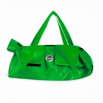 ¡Nuestra moderna bolsa de transporte para gatos está lejos de ser discreta! Con sus vivos colores, ¡su gato se sentirá como un superhéroe mientras vuela hacia nuevas aventuras!