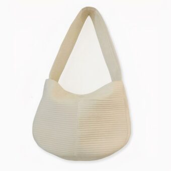 Nuestra nueva bolsa bandolera para cachorros y gatitos le permite llevar a su fiel compañero a todas partes Ideal para esas pequeñas bolas de pelo que se cansan tan rápido.