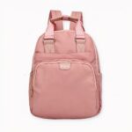 Una mochila para mamá bonita, compacta y multifuncional. ¿Sale de paseo con su bebé? Esta bolsa cambiador le permite llevar consigo la ropa, los biberones, los pañales, etc. de su bebé. Pero también puede utilizarla en el día a día para llevar el ordenador, el smartphone y otros objetos esenciales.