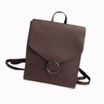 ¡Nuestra nueva mochila retro para mujer combina elegancia, finura y practicidad con gran gusto! Al hombro o a la espalda, ¡esta pequeña bolsa se convertirá rápidamente en una parte esencial de su vida diaria!  Tanto si se desplaza por trabajo como si disfruta de un día de compras, esta mochila será su aliada ideal.