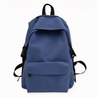 ¡Es difícil no adorar esta bonita mochila cuando se viste a la moda! Lleve esta mochila para completar su atuendo. Es perfecta para añadir un toque informal a su look. ¡Pero eso no es todo! Esta mochila de nailon es tan práctica para el colegio como para el trabajo. Con su espacioso compartimento interior, podrá llevar todo lo que necesita a diario. Libros, cuadernos, ordenador... todo cabrá en esta mochila impermeable.