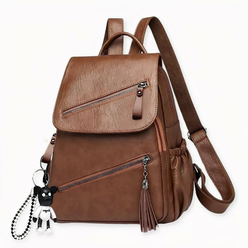 Nuestra mochila vintage de piel sintética es perfecta para cualquier estilo y ocasión Sobria y fácil de llevar, también es práctica para el día a día.   Disponible en 2 colores.