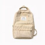 Una mochila para mujer en un color liso con un diseño sobrio y refinado. Lleve esta mochila de pana para añadir un toque de elegancia a su look. Le encantará la suavidad y calidez de esta moderna mochila de invierno. Elija el color que más le convenga y lleve sus cosas con estilo a la escuela o a la oficina.