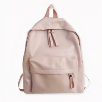 No, ¡el estilo preppy no ha muerto! Equípese con esta bonita mochila de piel sintética para mujer y añada un bonito toque vintage y clásico a su look. Es un accesorio estupendo para adoptar un look preppy a diario. Además, esta mochila de piel sintética está disponible en varios colores. Podrá combinarla con su ropa o encontrar un modelo que combine con su tono de piel.
