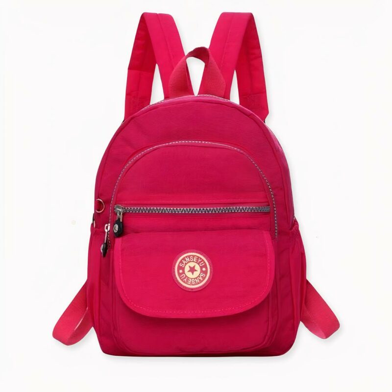 Le encantará la ligereza y practicidad de esta bonita mini mochila para mujer. Podrá llevarla a la espalda todo el día sin sentir el más mínimo cansancio. El estilo clásico de esta mochila permite llevarla con cualquier estilo de ropa. Esta mini mochila es práctica y le dará un estilo único y elegante.