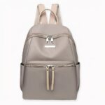 Adopte un look vintage con esta bonita mochila oxford para mujer. Una bonita mochila en un color sólido que añadirá un toque de elegancia y chic a su atuendo diario. Le encantará llevarla al trabajo, de compras o simplemente de paseo. Y no dude en regalársela a su hija para que lleve esta mochila vintage al colegio.