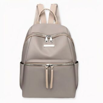 Adopte un look vintage con esta bonita mochila oxford para mujer. Una bonita mochila en un color sólido que añadirá un toque de elegancia y chic a su atuendo diario. Le encantará llevarla al trabajo, de compras o simplemente de paseo. Y no dude en regalársela a su hija para que lleve esta mochila vintage al colegio.
