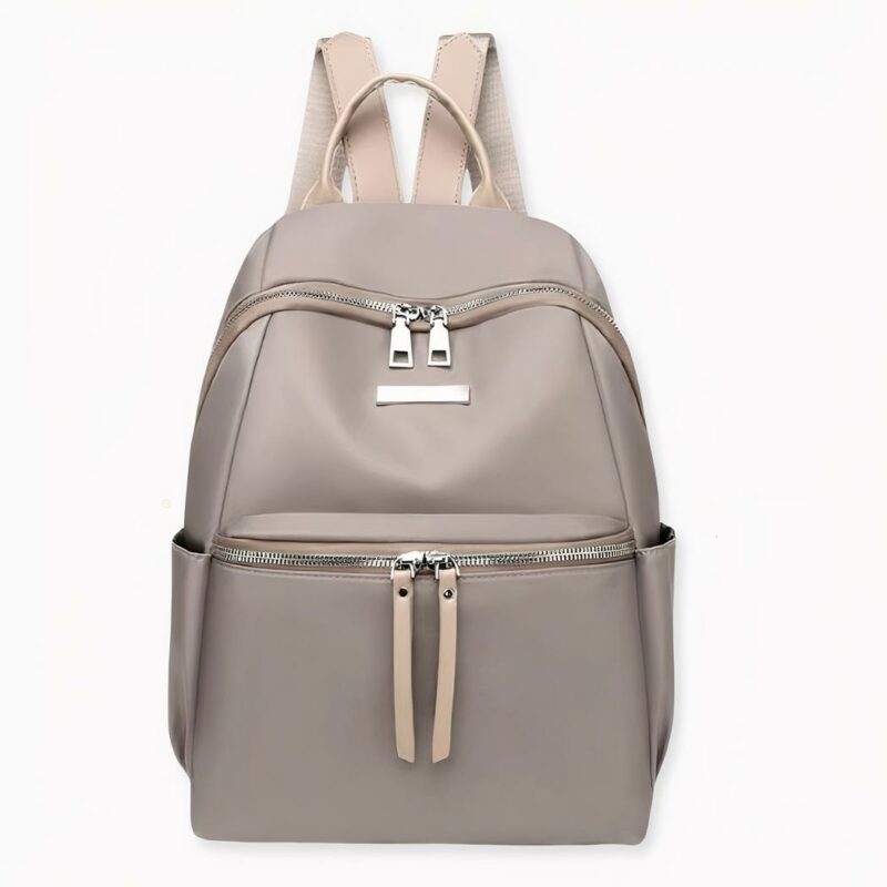 Adopte un look vintage con esta bonita mochila oxford para mujer. Una bonita mochila en un color sólido que añadirá un toque de elegancia y chic a su atuendo diario. Le encantará llevarla al trabajo, de compras o simplemente de paseo. Y no dude en regalársela a su hija para que lleve esta mochila vintage al colegio.