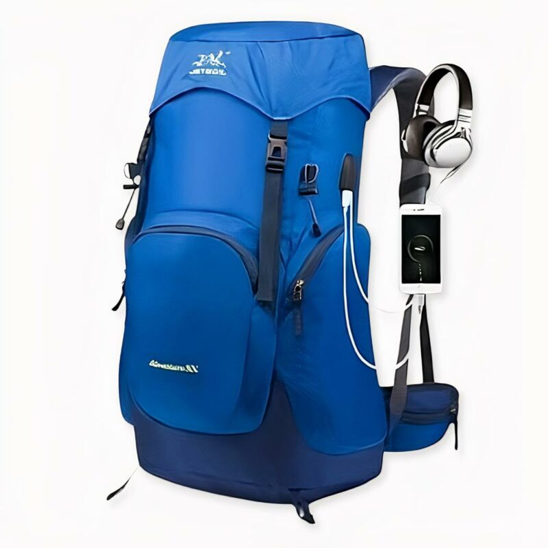 mochila de senderismo de color sólido en azul sobre fondo gris claro.