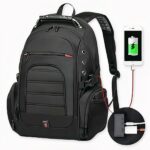 mochila de viaje con sistema antirrobo sobre fondo gris claro.