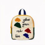 Mochila infantil con solapa cosida y estampado. Buena calidad y muy de moda.