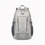 Mochila de viaje impermeable con fondo gris claro.