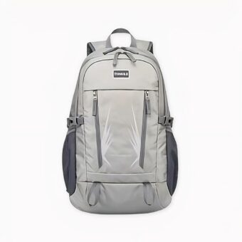 Mochila de viaje impermeable con fondo gris claro.