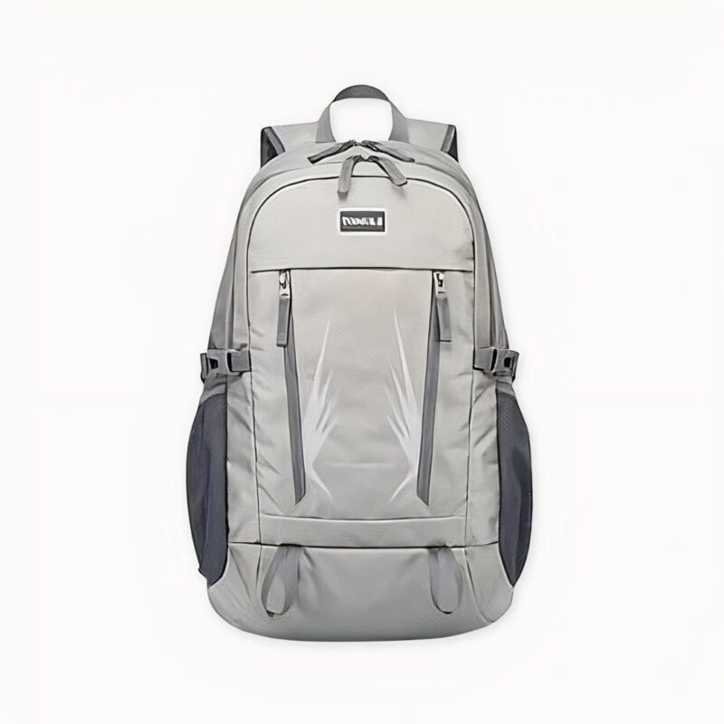 Mochila de viaje impermeable con fondo gris claro.