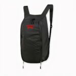 Mochila para moto de gran capacidad en negro sobre fondo gris claro.