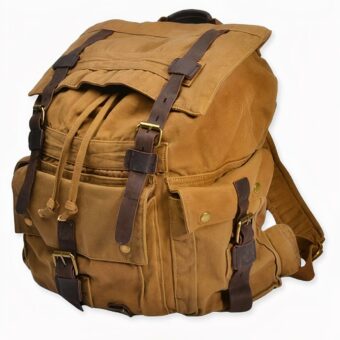 Mochila vintage de lona con fondo gris claro.