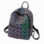 Mochila holográfica geométrica multicolor sobre fondo gris claro.