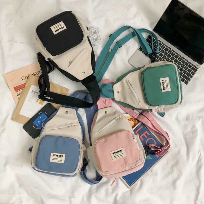 Mini mochila de lona para niña estilo bandolera sobre una cama