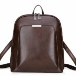 Pequeña mochila vintage de polipiel marrón lisa con fondo blanco