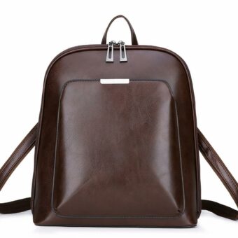 Pequeña mochila vintage de polipiel marrón lisa con fondo blanco