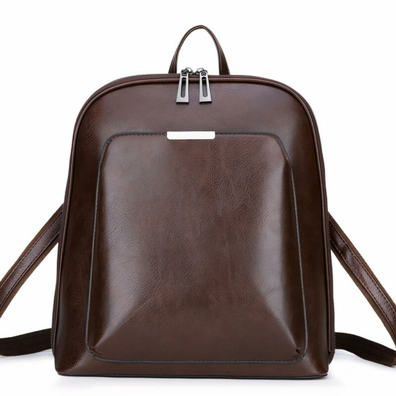 Pequeña mochila vintage de polipiel marrón lisa con fondo blanco