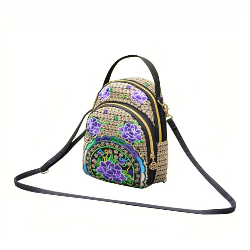Mochila vintage bordada en varios colores con fondo blanco