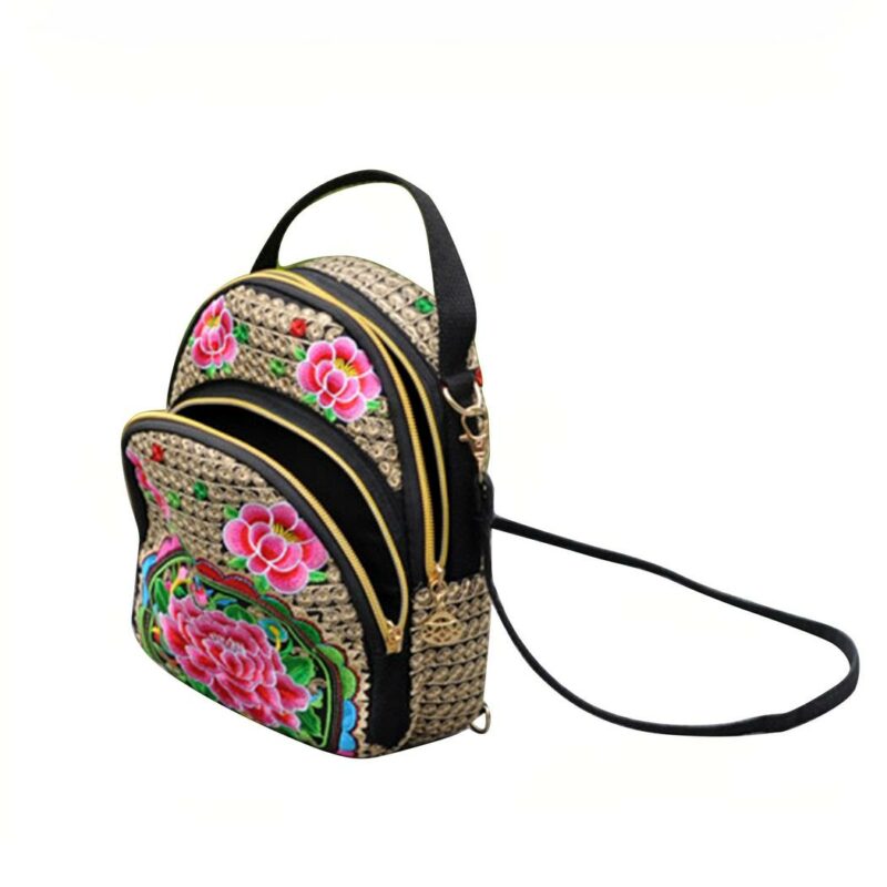 Mochila vintage bordada multicolor con fondo blanco