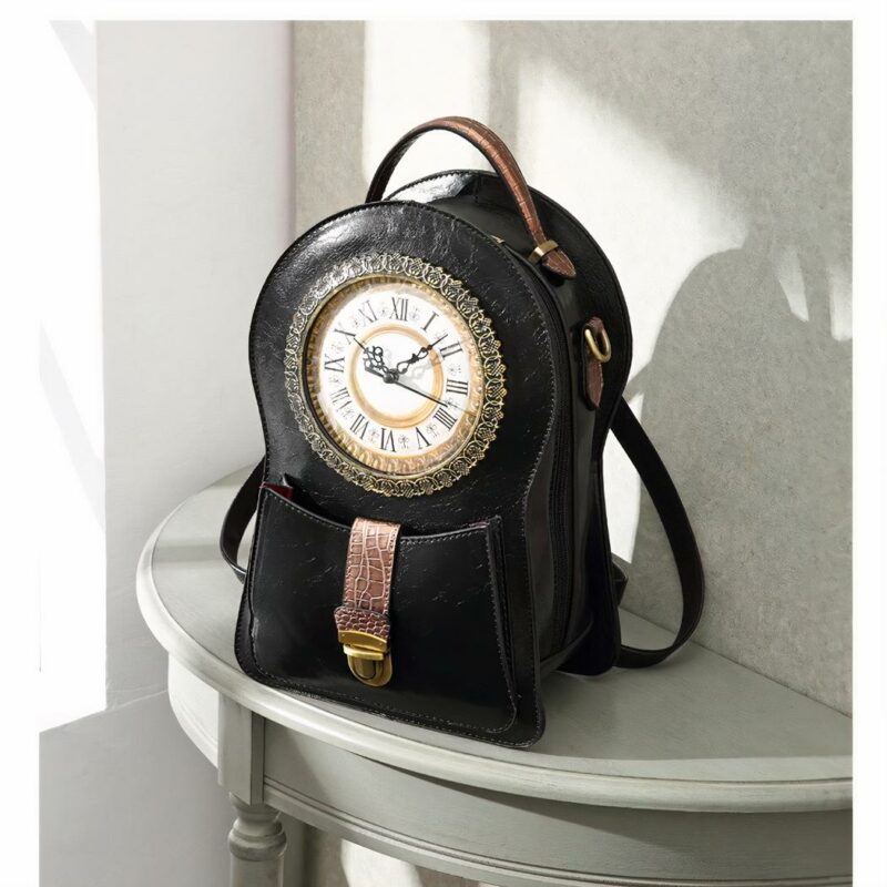 Mochila reloj vintage negra y marrón con fondo gris y estantería