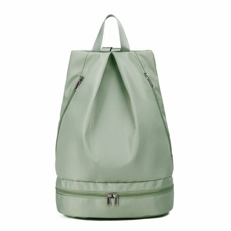 Mochila verde de deporte y natación para mujer con fondo blanco