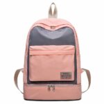 Mochila deportiva con compartimento para zapatos rosa y gris y fondo blanco
