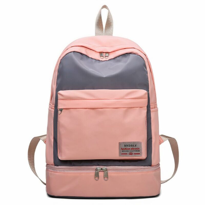 Mochila deportiva con compartimento para zapatos rosa y gris y fondo blanco