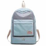 Mochila deportiva con compartimento para zapatos azul y gris y fondo blanco