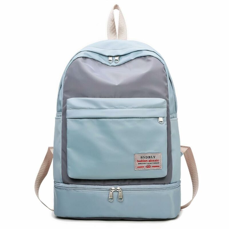 Mochila deportiva con compartimento para zapatos azul y gris y fondo blanco