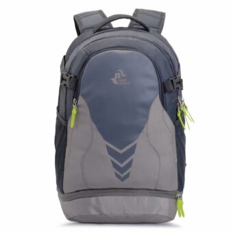 Mochila gris para deportes al aire libre y senderismo con fondo blanco
