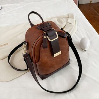 Mochila vintage con hebilla de piel sintética