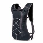 Mochila transpirable de senderismo en negro con fondo blanco