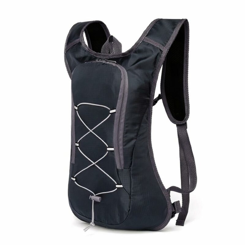 Mochila transpirable de senderismo en negro con fondo blanco