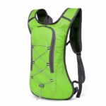 Mochila de senderismo transpirable verde con fondo blanco