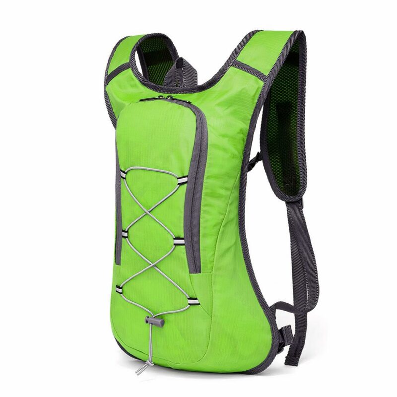 Mochila de senderismo transpirable verde con fondo blanco